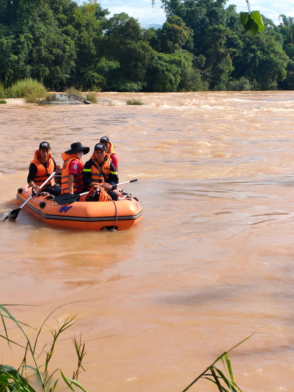 Lực lượng cứu hộ tìm kiếm nạn nhân mất tích trên sông Krông Nô