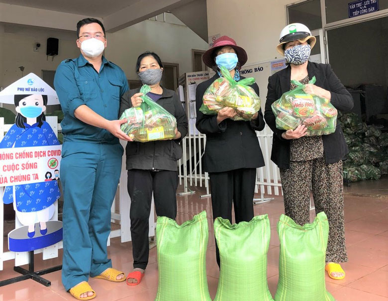 UBND phường Lộc Tiến (TP Bảo Lộc) trao tặng 250 phần quà cho người khó khăn vào ngày 15/9