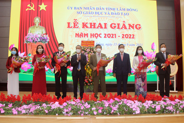 Bí thư Tỉnh ủy và Chủ tịch UBND tỉnh Lâm Đồng tặng hoa chúc mừng năm học mới đến các cán bộ, giáo viên và học sinh nhân ngày khai giảng 15/9