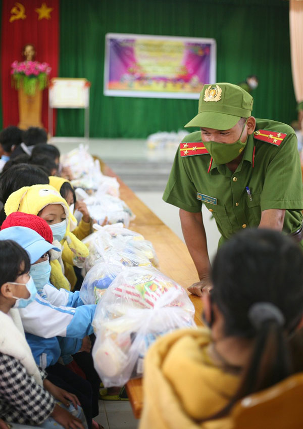 Công an huyện Lạc Dương trao 400 phần quà trung thu cho học sinh khó khăn
