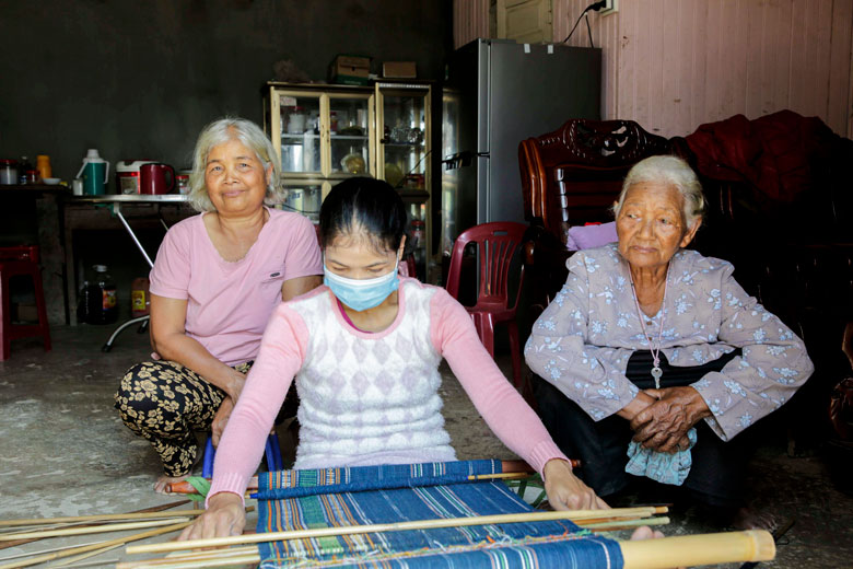 Gia đình bà Ka Nier (bìa phải) có 3 thế hệ dệt thổ cẩm. CẢnh chụp trước ngày 27/4/2021)