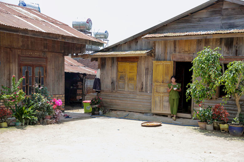 Thôn Đam Pao còn nhiều căn nhà gỗ với khoảnh sân rất rộng phía trước. CẢnh chụp trước ngày 27/4/2021)