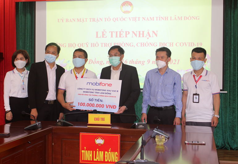 Đại diện Ủy ban MTTQ Việt Nam tỉnh tiếp nhận nguồn ủng hộ Quỹ Phòng chống dịch Covid-19 với số tiền 100 triệu đồng từ Mobifone Lâm Đồng