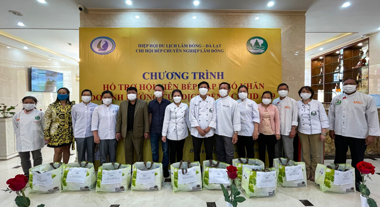 Đơn vị tổ chức, thành viên Hiệp hội Du lịch Lâm Đồng – Đà Lạt, thành viên Chi hội Bếp chuyên nghiệp Lâm Đồng trao quà hỗ trợ cho các đầu bếp
