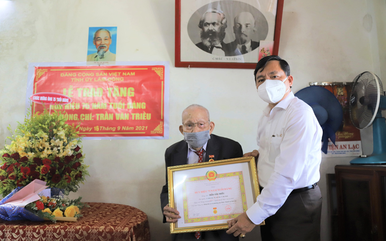 Bí thư Thành ủy Bảo Lộc Nguyễn Văn Triệu đến thăm và trao huy hiệu 75 năm tuổi đảng cho đảng viên lão thành Trần Văn Triều (99 tuổi, Đảng bộ phường Lộc Phát)