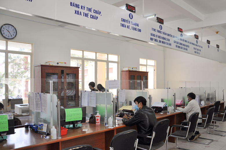 Người dân đến nhận trả kết quả hồ sơ tại Bộ phận một cửa UBND Thành phố Đà Lạt