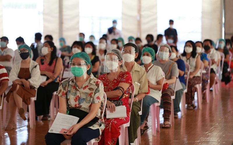 Người dân chờ tiêm vaccine ngừa Covid-19 tại Yangon, Myanmar, ngày 1/9/2021.