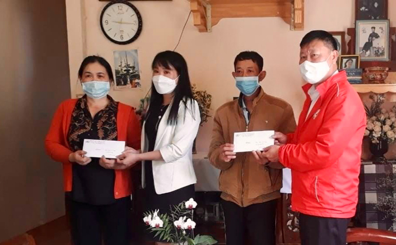 Ông Đỗ Hoàng Tuấn - Chủ tịch Hội Chữ thập đỏ tỉnh và lãnh đạo Công ty TNHH MTV Sổ xố Kiến thiết Lâm Đồng trao tài trợ cho gia đình công nhân mắc bệnh hiểm nghèo có hoàn cảnh khó khăn tại TP Đà Lạt