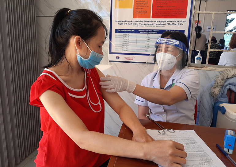 Trung tâm Y tế huyện Di Linh tiêm vắc xin phòng Covid-19 đợt 10 cho các thai phụ trên địa bàn