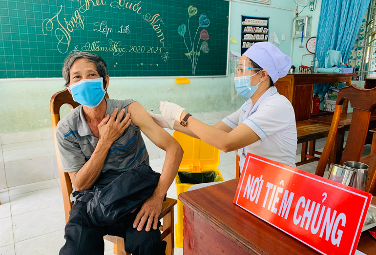 Huyện Đạ Tẻh tiến hành tiêm vắc xin phòng chống Covid-19 cho gần 1.000 người trong đợt 10