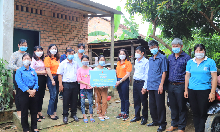 Báo Lâm Đồng trao hơn 120 triệu đồng giúp 2 cháu bé mồ côi tại huyện Cát Tiên