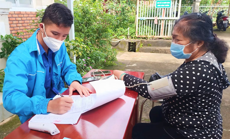 Đoàn viên, thanh niên TP Bảo Lộc hỗ trợ các đối tượng ưu tiên tiêm vắc xin phòng Covid-19 tại các trạm y tế