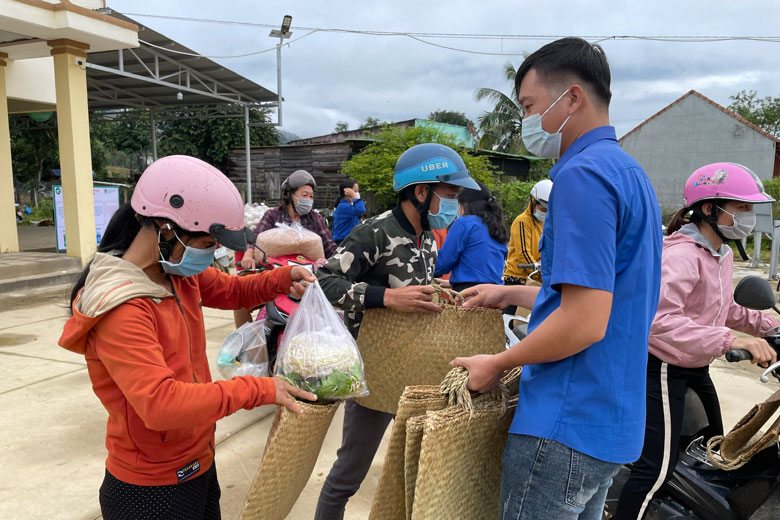 Tặng giỏ cói cho người dân tại chợ Tiên Hoàng trong mô hình chợ dân sinh phòng chống rác thải nhựa