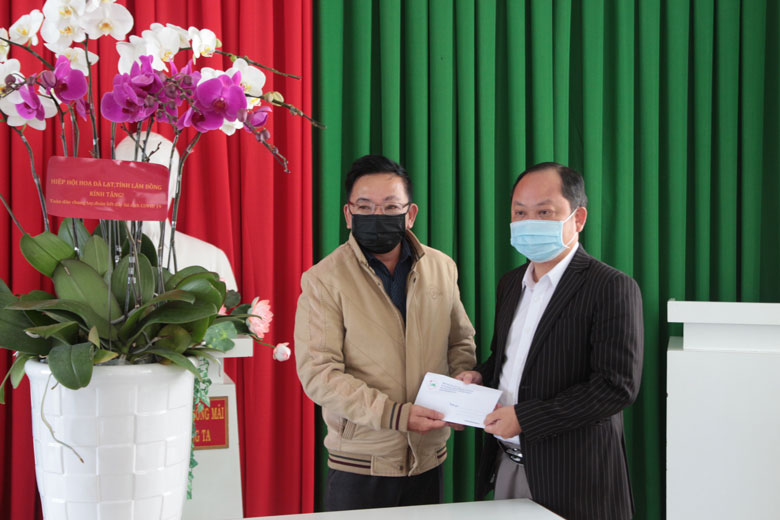 Ban chấp hành Hiệp hội Hoa Đà lạt tặng hoa và quà cho Bệnh viện Đa khoa Lâm Đồng