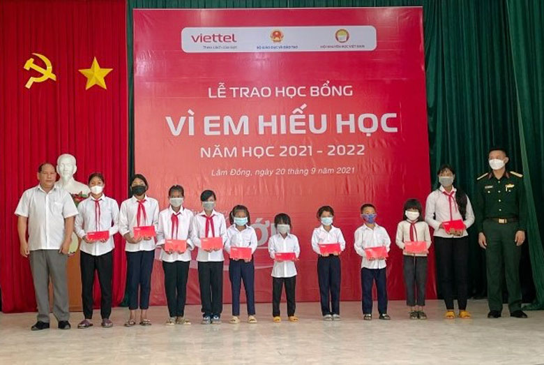 Lãnh đạo Viettel Lâm Đồng và lãnh đạo huyện Đam Rông trao học bổng cho các em học sinh nghèo ở Đạ Tông