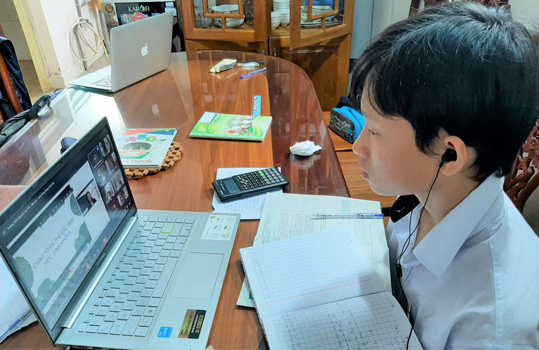 Một em học sinh THCS trên địa bàn TP Bảo Lộc tham gia học trực tuyến qua internet
