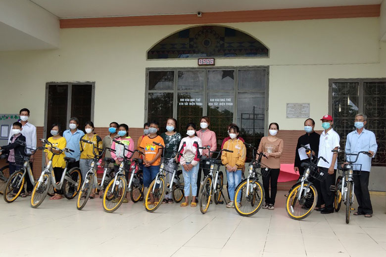 Giáo xứ Đạ Tẻh trao tặng 40 chiếc xe đạp cho học sinh đến trường