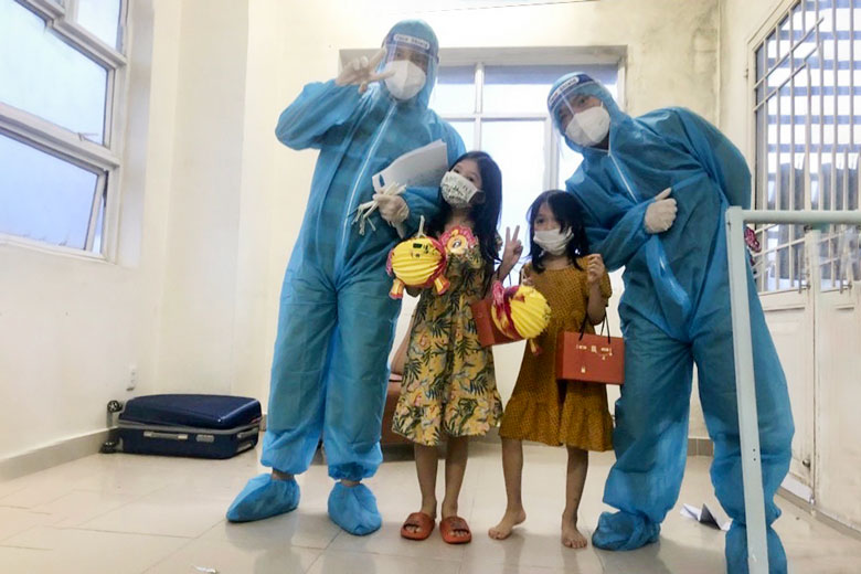 Hội Chữ thập đỏ tỉnh và thành phố Đà Lạt trao quà trung thu cho trẻ em tại Khu cách ly tập trung ký túc xá Nguyễn Hoàng - Đà Lạt