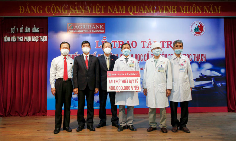 Agribank Lâm Đồng trao tài trợ thiết bị y tế cho Bệnh viện Y học cổ truyền Phạm Ngọc Thạch