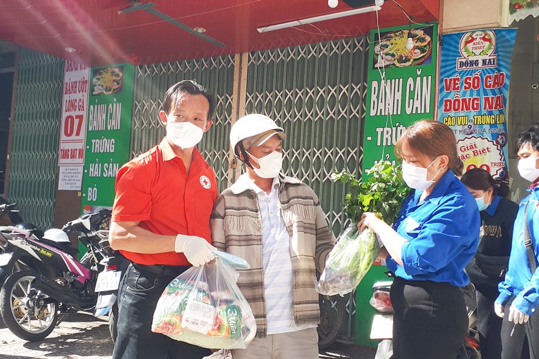 Đại diện Hội Chữ thập đỏ thành phố Đà Lạt tặng quà động viên người khuyết tật