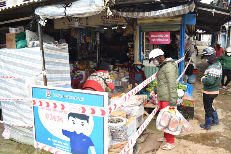Các cửa hàng buôn bán tại xã Xuân Trường đều có dải ngăn cách đảm bảo khoảng cách, giãn cách
