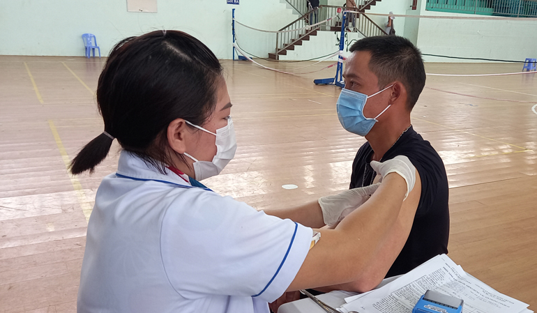 Lâm Hà tổ chức tiêm khoảng 1.400 mũi vắc xin Covid-19 trong đợt 12 cho các đối tượng theo quy định