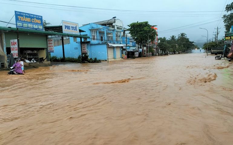 Trận mưa lớn vào chiều qua 23/9 là lần thứ 6 trong mùa mưa năm 2021 khiến đoạn qua km 77+000 đến km 77+200 Quốc lộ 20 (thị trấn Mađaguôi, huyện Đạ Huoai) biến thành sống làm giao thông qua lại bị tê liệt