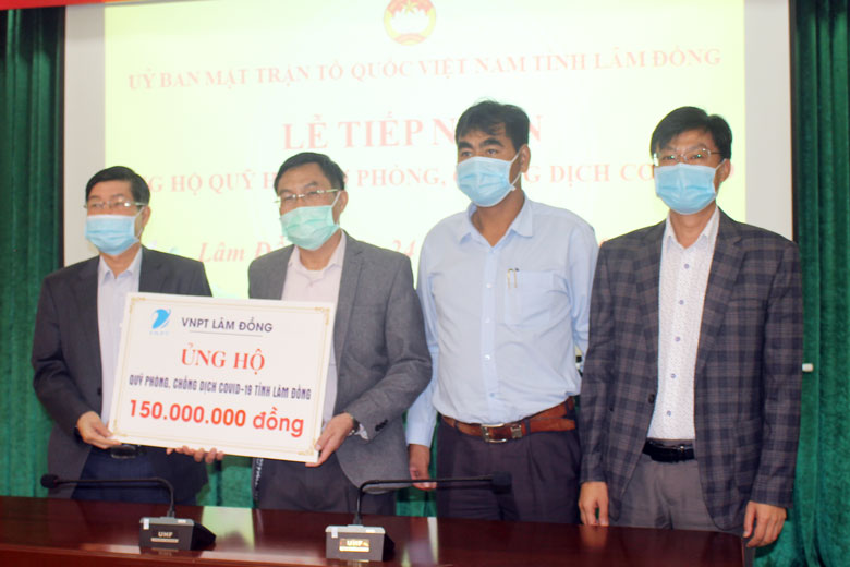 Lãnh đạo Ủy ban MTTQ Việt Nam tỉnh tiếp nhận nguồn ủng hộ từ các doanh nghiệp hỗ trợ công tác phòng chống dịch Covid-19 tỉnh Lâm Đồng