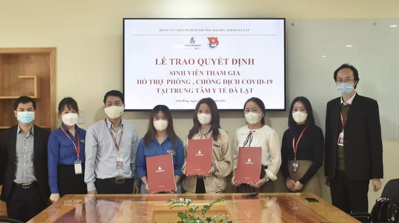 Lãnh đạo Trường Đại học Yersin Đà Lạt trao quyết định cho các sinh viên tham gia hỗ trợ phòng chống dịch Covid-19 tại Trung tâm Y tế Đà Lạt