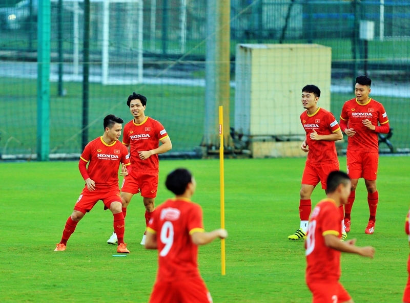 Ngày 1/10, tuyển Việt Nam lên đường sang UAE chuẩn bị cho trận gặp đội tuyển Trung Quốc
