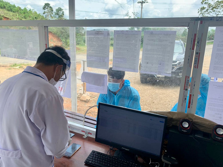 CDC Lâm Đồng kiểm tra, giám sát công tác phòng chống dịch Covid-19 tại chốt kiểm soát dịch số 5 Ninh Loan (Đức Trọng) - Bắc Bình (Bình Thuận)