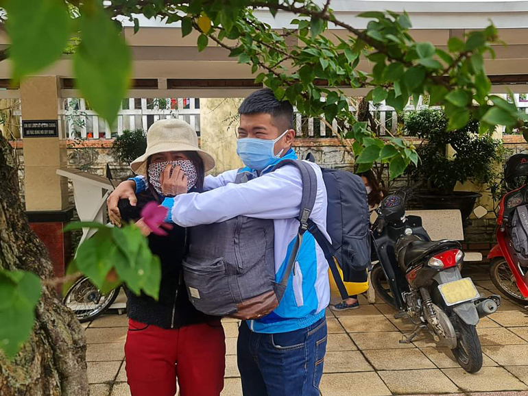 Trần Tiến Thành chia tay mẹ trước khi lên xe tiến về TP Hồ Chí Minh (Ảnh: Thành Đoàn Đà Lạt)