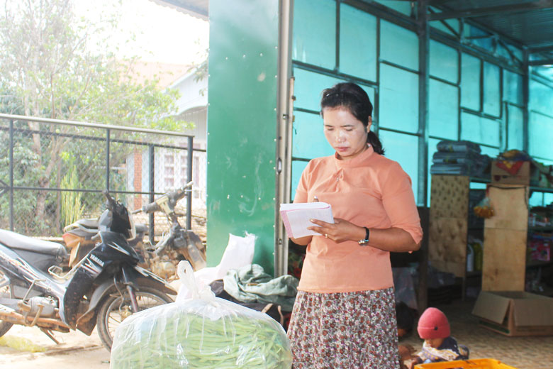 Chị Lơ Mu Rô Bên với mô hình thu mua, tiêu thụ nông sản giúp bà con