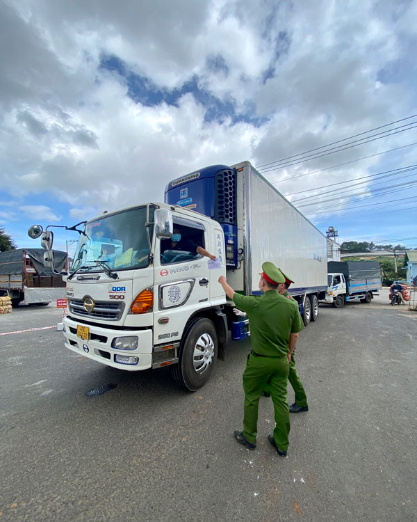 Kiểm soát chặt chẽ hoạt động vận chuyển hàng hoá liên tỉnh tại điểm tập kết hàng hoá ở TP Đà Lạt. Đến hiện tại, Lâm Đồng đã ghi nhận 75 tài xế, phụ xe mắc Covid-19
