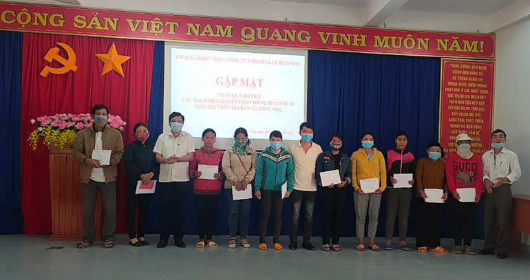 Lâm Hà: Trao tiền hỗ trợ 42 hộ dân khó khăn