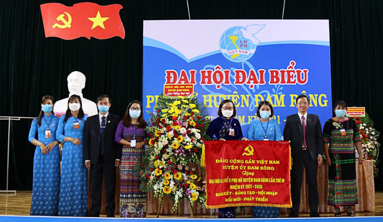 Ông Nguyễn Văn Lộc – Bí thư Huyện ủy Đam Rông tặng bức trướng chúc mừng Đại hội
