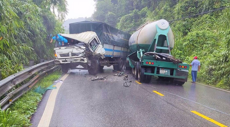 Hiện trường vụ tại nạn khiến 2 xe dính chặt vào nhau nằm chắn hết đường đèo Bảo Lộc