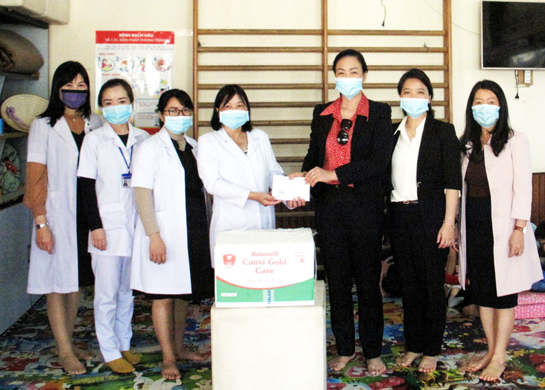 Lãnh đạo Công đoàn Y tế Việt Nam ủng hộ tiền mặt cho Bếp ăn tình thương Bệnh viện PHCN Lâm Đồng