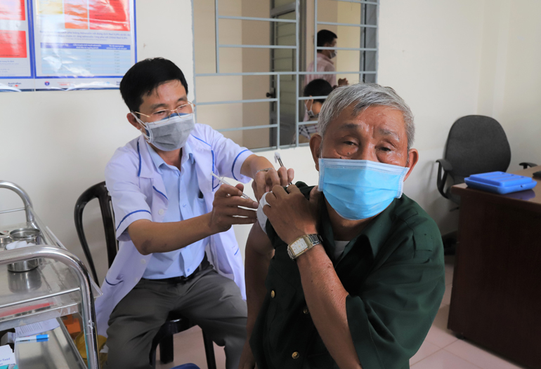 Trung tâm Y tế TP Bảo Lộc triển khai tiêm vắc xin phòng Covid – 19 đợt 13 cho các đối tượng ưu vào chiều 28/9 tại Trạm Y tế phường Lộc Sơn