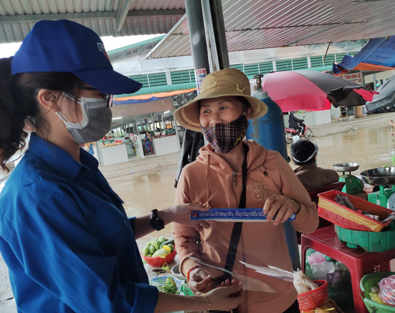Tặng 500 kính chống giọt bắn cho tiểu thương tại Lâm Hà