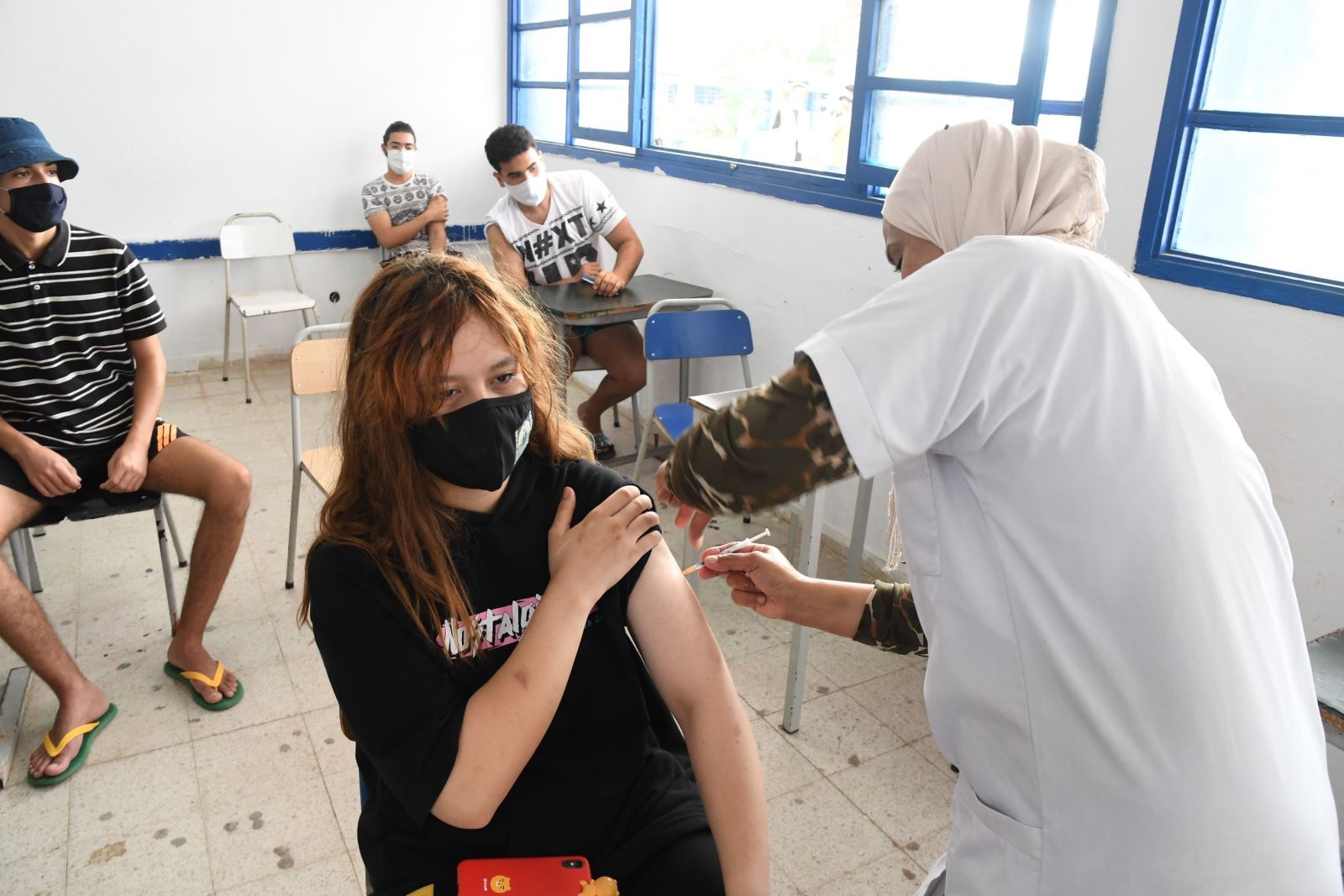 Nhân viên y tế tiêm vaccine ngừa COVID-19 cho người dân tại Tunis, Tunisia, ngày 26/9/2021