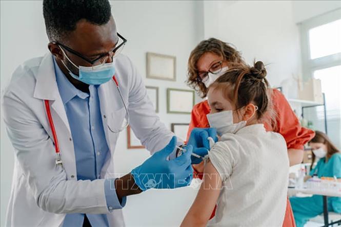 Nhân viên y tế tiêm vaccine ngừa COVID-19 cho trẻ em tại Los Angeles, California (Mỹ)