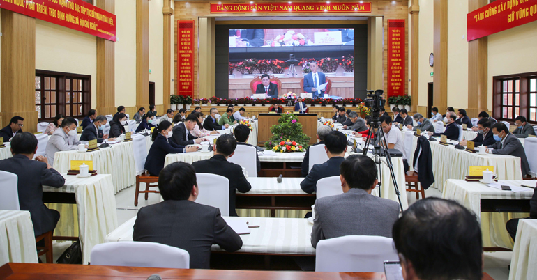 Hội nghị trực tuyến toàn tỉnh đánh giá tình hình kinh tế - xã hội 9 tháng có sự tham dự của lãnh đạo các cơ quan, ban ngành, đoàn thể