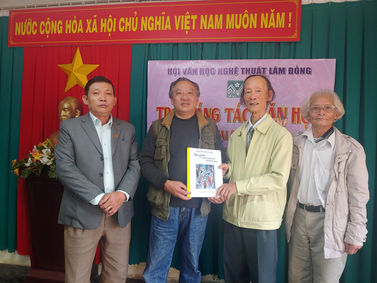 Trao bản thảo tác phẩm của Trại sáng tác cho lãnh đạo Hội VHNT Lâm Đồng