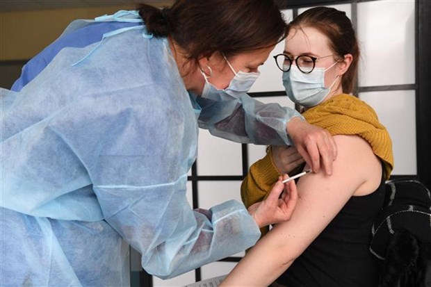 Nhân viên y tế tiêm vaccine ngừa COVID-19 của hãng AstraZeneca cho người dân tại Brest, Pháp ngày 12/3/2021