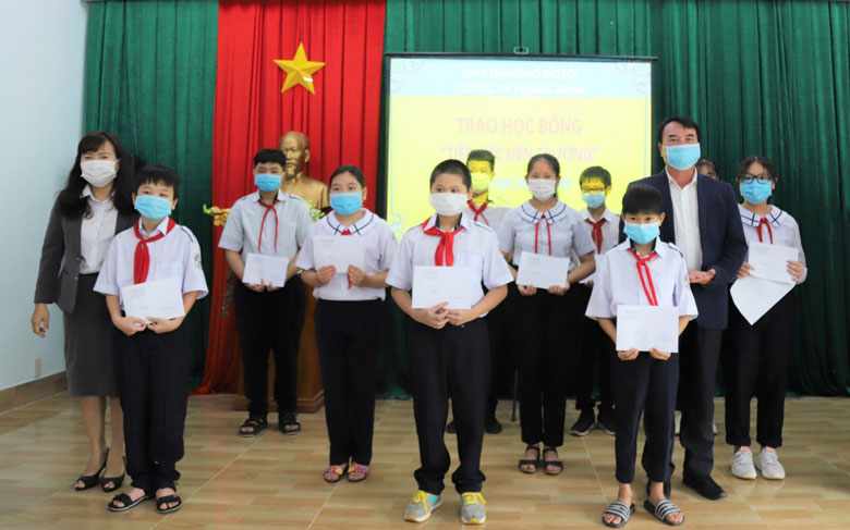 Phó Chủ tịch UBND tỉnh Lâm Đồng Phạm S trao tặng học bổng 