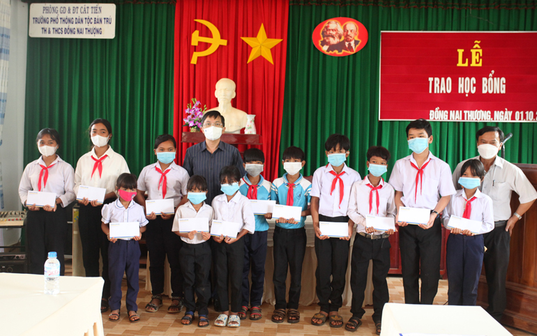 Đồng chí Đặng Trí Dũng trao 20 suất học bổng cho các em học sinh Trường PTDT bán trú TH&THCS Đồng Nai Thượng