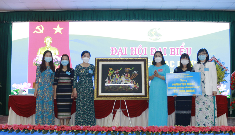 Hội LHPN tỉnh trao tặng bức tranh và phương tiện sinh kế chào mừng Đại hội đại biểu Phụ nữ các cấp cho Hội LHPN huyện Lạc Dương