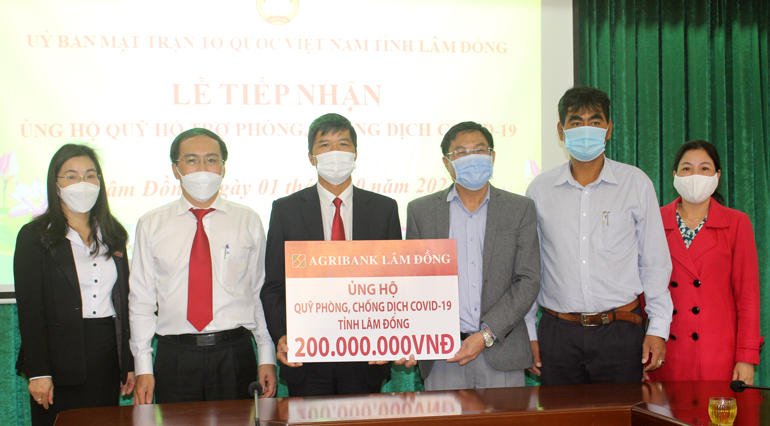 Lãnh đạo Agribank Lâm Đồng trực tiếp ủng hộ 200 triệu đồng cho Quỹ phòng chống dịch Covid – 19 Lâm Đồng