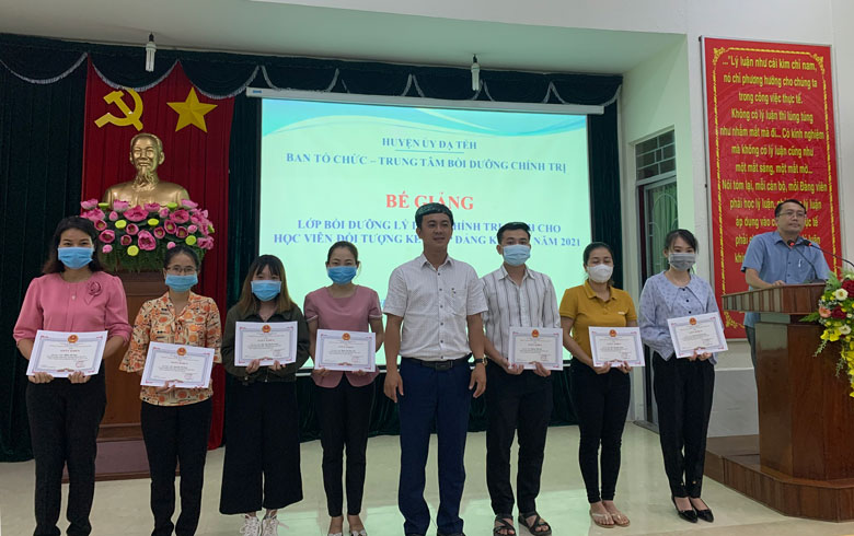 Phó Bí thư Huyện ủy Đạ Tẻh Phan Đức Thái trao giấy khen cho các học viên đạt thành tích xuất sắc trong tham gia lớp bồi dưỡng